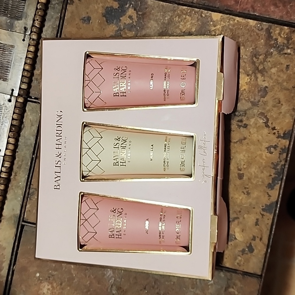 Baylis and Harding Lotion set